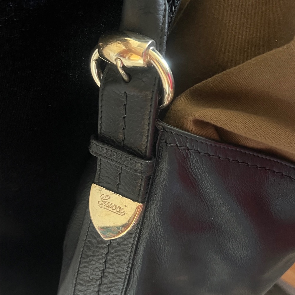 💯 Authentic Gucci Black Leather Shoulder Bag with Gold Details - Picture 12 of 13